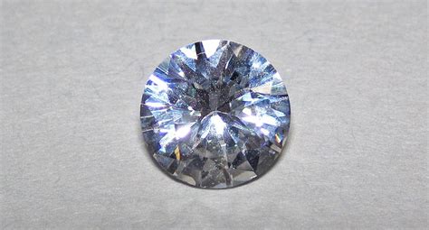  Yttrium Aluminum Garnet: Vật liệu Chống Tia Laser Đối với Máy Lên Hình Siêu Dẫn?!